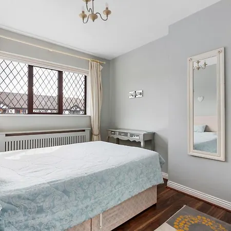 Elegant 3br With Garden And Parking Nyaraló *